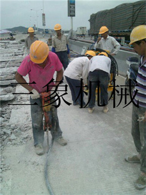 修路先锋 探秘公路专用拆除设备——劈裂枪